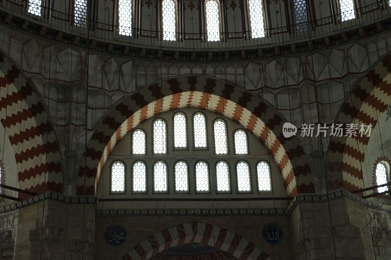 Edirne Selimiye清真寺天花板，圆柱，圆顶和墙壁细节，穹顶上有阿拉伯文字